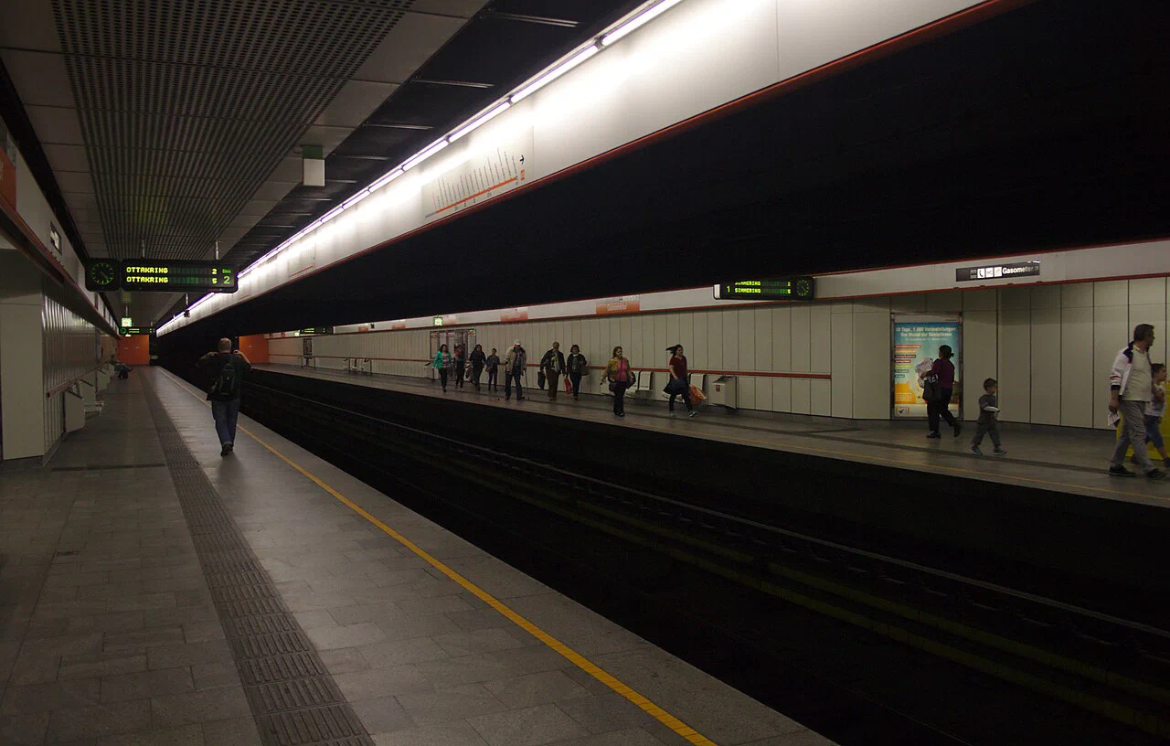 Passengers on the platforms of Vienna’s U3 Gasometer station in 2014